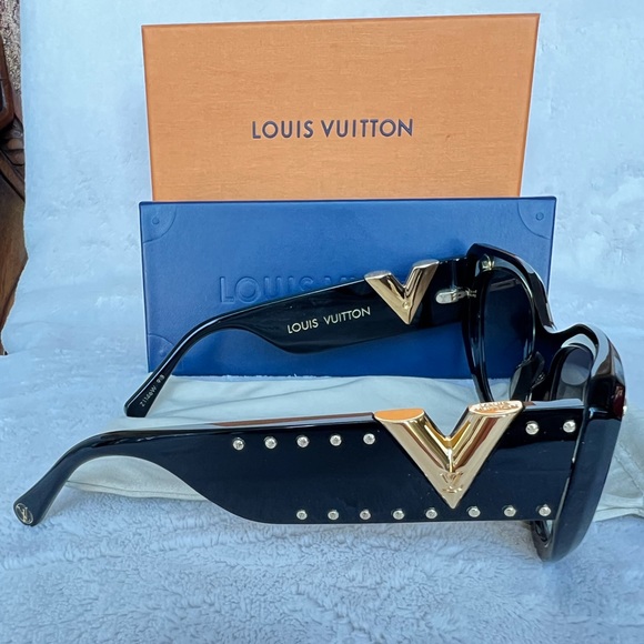 Authentic Louis Vutton Sunglasses!! Black color with gold motives! Brand New!!! - Picture 8 of 15